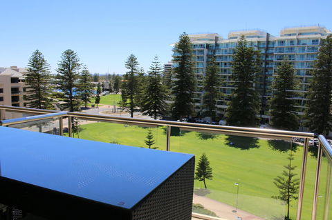 Beachside Luxury Getaway In Glenelg - Sydney Tourism 14