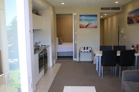 Beachside Luxury Getaway In Glenelg - Sydney Tourism 7