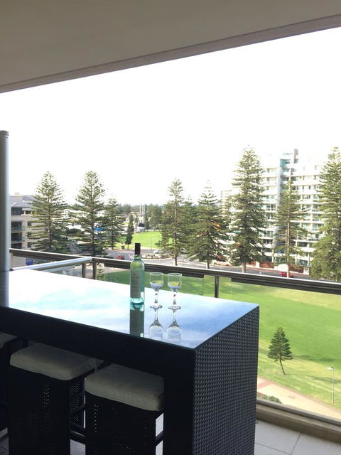 Beachside Luxury Getaway In Glenelg - Sydney Tourism 0