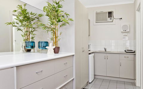 Glenelg Oasis Studios - Sydney Tourism 7