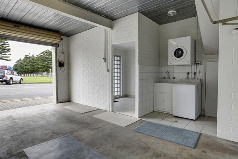 Tasman Beachside Apartment - Sydney Tourism 11