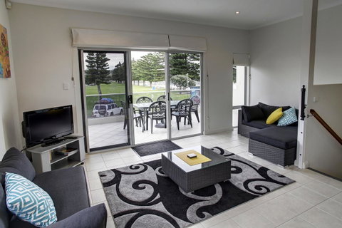 Tasman Beachside Apartment - Sydney Tourism 4
