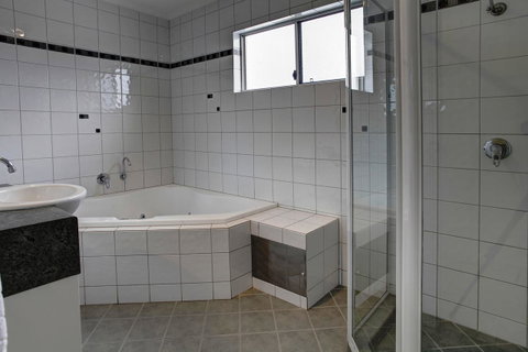 Tasman Beachside Apartment - Sydney Tourism 10