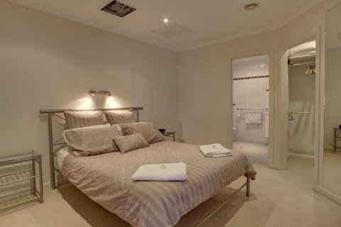 Tasman Beachside Apartment - Sydney Tourism 6