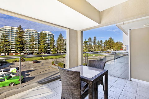 Glenelg Seaside Apartment - Sydney Tourism 11