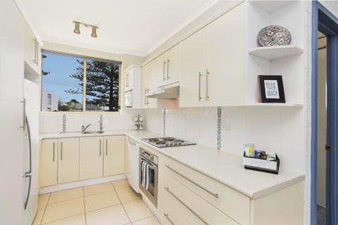 The Dolphins Beachfront Apartments - Sydney Tourism 12