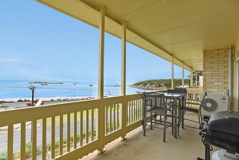 The Dolphins Beachfront Apartments - Sydney Tourism 10