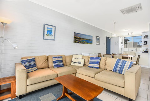 The Dolphins Beachfront Apartments - Sydney Tourism 11