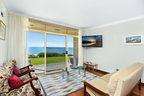 The Dolphins Beachfront Apartments - Sydney Tourism 7