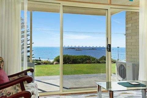 The Dolphins Beachfront Apartments - Sydney Tourism 6
