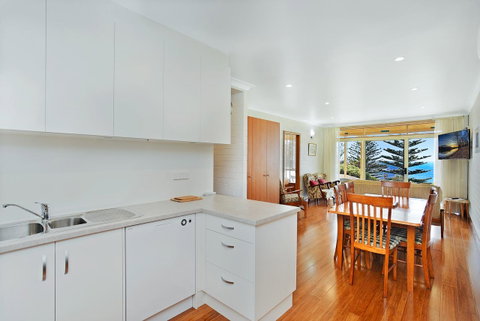 The Dolphins Beachfront Apartments - Sydney Tourism 4