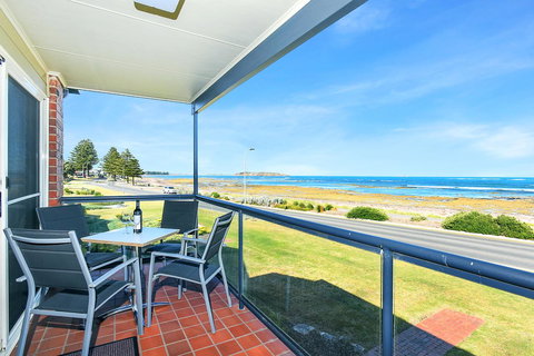 Franklin Beachfront Apartments - Sydney Tourism 1