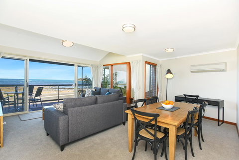 Franklin Beachfront Apartments - Sydney Tourism 5