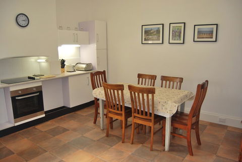 Jacaranda Cottage - Sydney Tourism 9