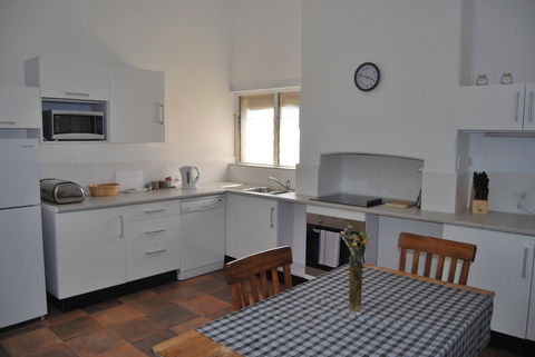Jacaranda Cottage - Sydney Tourism 8