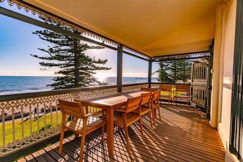 Seawall Apartments - Sydney Tourism 1