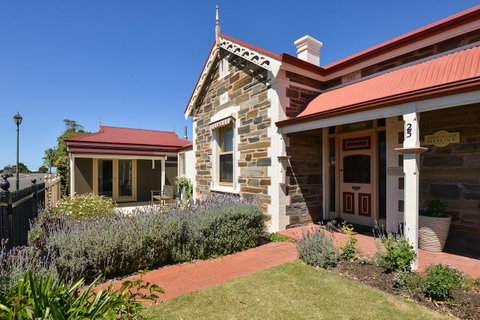 Trafalgar Premium Vintage Suites - Sydney Tourism 1