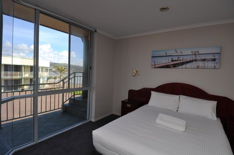 Hilton Beachfront Motel - Sydney Tourism 34