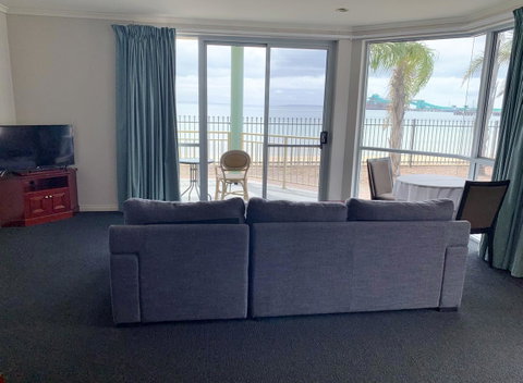 Hilton Beachfront Motel - Sydney Tourism 7