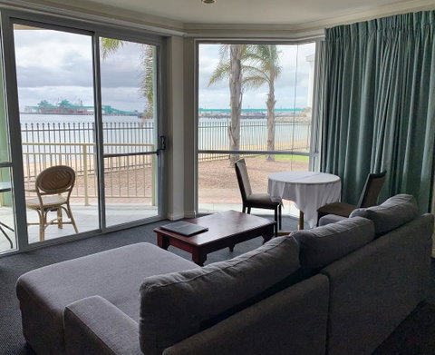 Hilton Beachfront Motel - Sydney Tourism 15
