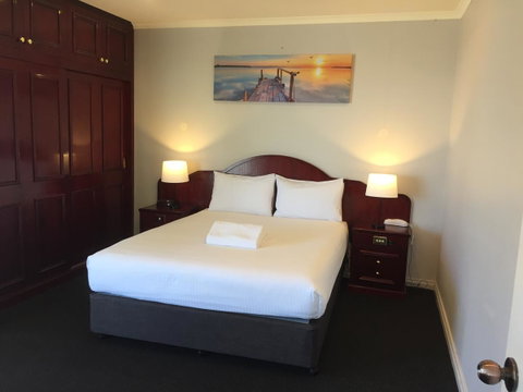Hilton Beachfront Motel - Sydney Tourism 8