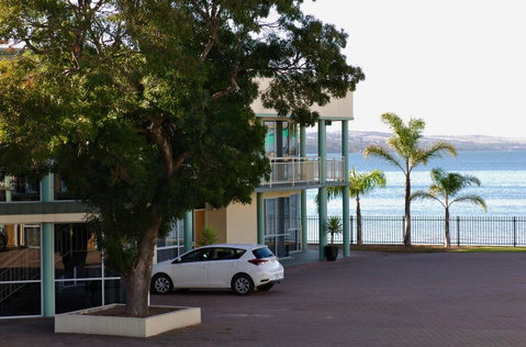 Hilton Beachfront Motel - Sydney Tourism 42