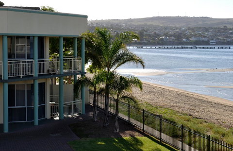 Hilton Beachfront Motel - Sydney Tourism 40