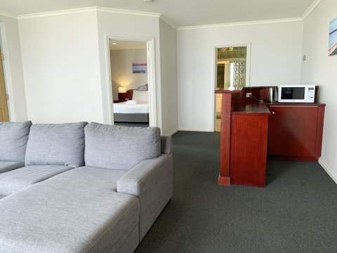 Hilton Beachfront Motel - Sydney Tourism 16