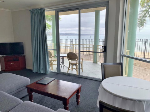 Hilton Beachfront Motel - Sydney Tourism 3