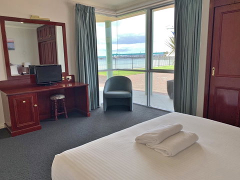 Hilton Beachfront Motel - Sydney Tourism 14