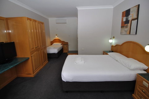 Hilton Beachfront Motel - Sydney Tourism 36