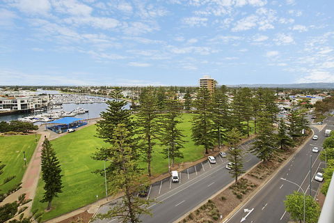Beachside Luxury & Comfort, Ocean Views In Glenelg - Sydney Tourism 24