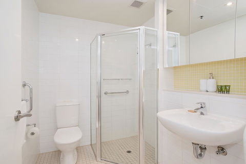 Beachside Luxury & Comfort, Ocean Views In Glenelg - Sydney Tourism 21