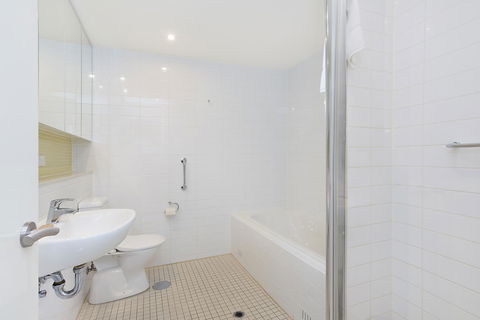 Beachside Luxury & Comfort, Ocean Views In Glenelg - Sydney Tourism 19