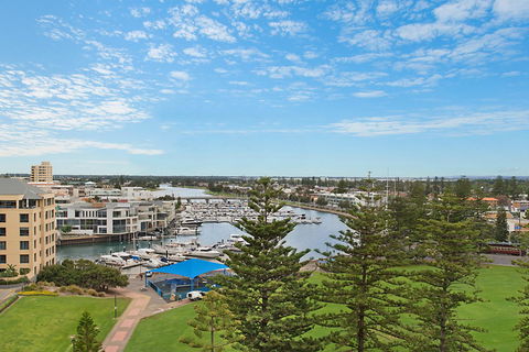 Beachside Luxury & Comfort, Ocean Views In Glenelg - Sydney Tourism 4