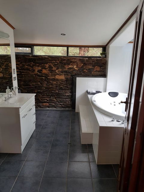 William Hunt's Retreat - Cypress Studio - Sydney Tourism 4