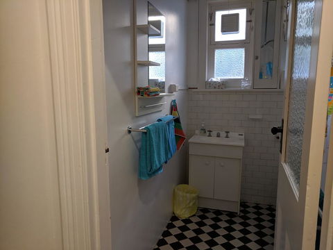 Glenelg 3 Bedroom Apartment - Sydney Tourism 25