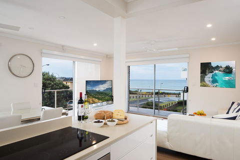 Stylish 3 Bedroom Beachview Apartment - Sydney Tourism 5