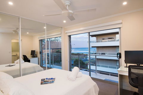 Stylish 3 Bedroom Beachview Apartment - Sydney Tourism 1