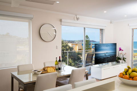 Stylish 3 Bedroom Beachview Apartment - Sydney Tourism 8