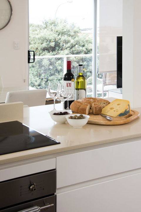 Stylish 3 Bedroom Beachview Apartment - Sydney Tourism 7