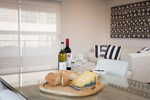 Stylish 3 Bedroom Beachview Apartment - Sydney Tourism 9