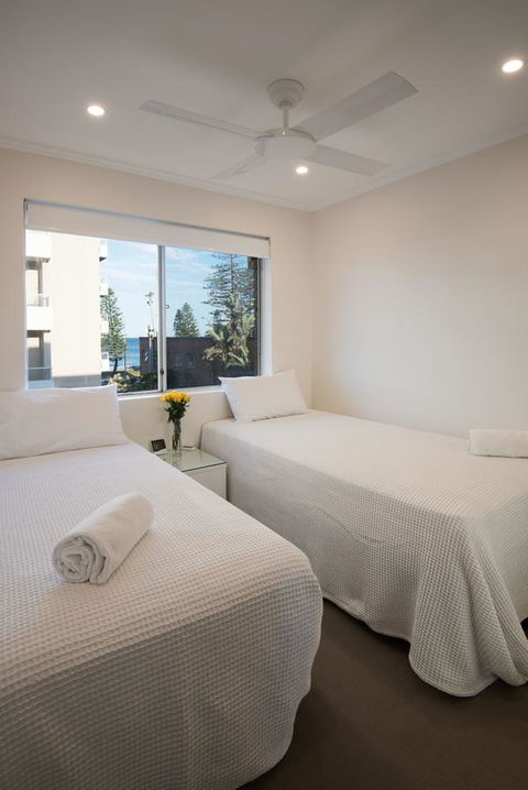Stylish 3 Bedroom Beachview Apartment - Sydney Tourism 11