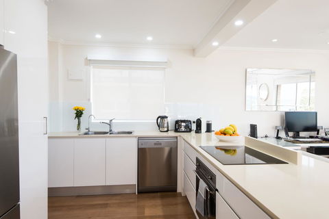 Stylish 3 Bedroom Beachview Apartment - Sydney Tourism 6