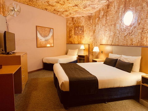 Desert Cave Hotel - Sydney Tourism 23