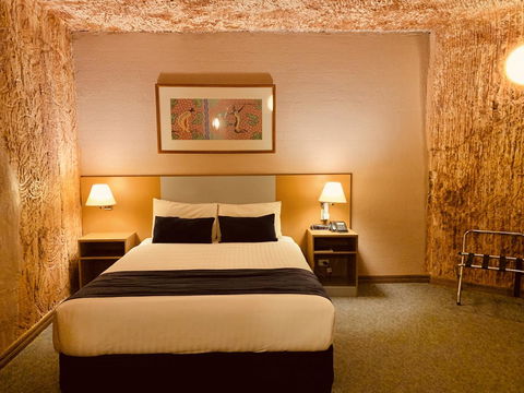 Desert Cave Hotel - Sydney Tourism 10
