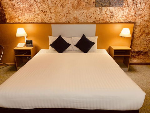 Desert Cave Hotel - Sydney Tourism 1