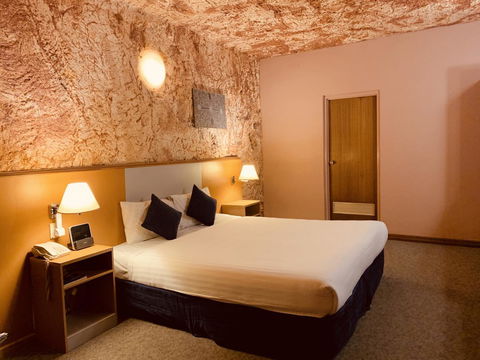Desert Cave Hotel - Sydney Tourism 4