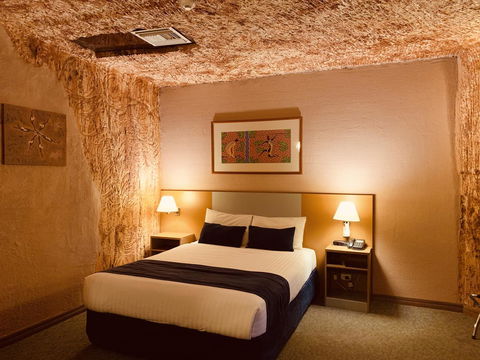 Desert Cave Hotel - Sydney Tourism 12