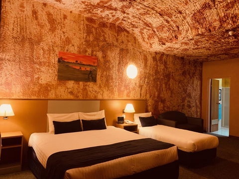 Desert Cave Hotel - Sydney Tourism 25